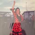 Mariam Hernández Instagram - Hace unos días cumplí 43 años… 43. Lo repito porque siempre me ha costado decir mi edad por aquí. El miedo al paso de los años, a que no me llamen tanto en mi trabajo por ser mayor , a no gustar (a los demás, o mejor dicho, “a ellos” ) … pues sí tengo 43 y aunque da vértigo , en todos los sentidos, me siento bien , probablemente mejor que antes. Me siento más valiente y más serena (y esto último ha sido un trabajo de muchos años). Hoy, mi hija me ha dicho que tenía que ponerse “guapa” porque Cocodrilo tenía que verla fabulosa…. “Tú ya eres fabulosa cariño, le dije! Y ponte lo que quieras sólo si a ti te gusta y tú quieres, ¡¡da igual lo que piense cocodrilo!!”… hay algo social que empieza a aflorar, el gustar, el encajar, la aprobación de los demás… “ . Pensé que ella saldría de eso, que sería más libre, pero está claro que hay que seguir en la lucha. Sigue el viaje… Felices 43 para mí ❣️