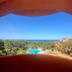 Mariam Hernández Instagram - Hay lugares a los que siempre vuelves y donde cada año es aún mejor que el anterior. Gracias por tratarnos tan tan bien @royalhideawaysanctipetri Ha sido maravilloso!! Gracias también a @oasissurfschool por la maravilla de clases, a @nuteco.nutricion porque quiero llevaros a casa y que me cocinéis cada día 😂😂, las deliciosas comidas de @chezlumierebyjuanlu y #Atunante y a ti @ignacmart por hacerme sentir siempre en casa (y por esas pedazo de “paredes” que cogimos estos días 😜😂). #royalhideawaysanctipetri #novasanctipetri #labarrosa #holidays