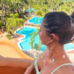 Mariam Hernández Instagram - Hay lugares a los que siempre vuelves y donde cada año es aún mejor que el anterior. Gracias por tratarnos tan tan bien @royalhideawaysanctipetri Ha sido maravilloso!! Gracias también a @oasissurfschool por la maravilla de clases, a @nuteco.nutricion porque quiero llevaros a casa y que me cocinéis cada día 😂😂, las deliciosas comidas de @chezlumierebyjuanlu y #Atunante y a ti @ignacmart por hacerme sentir siempre en casa (y por esas pedazo de “paredes” que cogimos estos días 😜😂). #royalhideawaysanctipetri #novasanctipetri #labarrosa #holidays