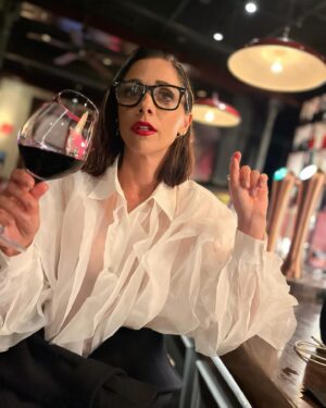 Mariam Hernández Instagram - Anoche me reí muchísimo con #Matusalèn , enhorabuena querido @davidgalangalindo y a tod@s l@s amigos que trabajan en la peli y que están maravillos@s @julian_lopez @mirenib ❣️

Gracias siempre a mi @mardy_nogales @valytyplace @coosyofficial @longchamp @marinagarciajoyas 
Y a  @rebecatfigueroa , me hace muy feliz verte 💫

 @miguelportillof1 gracias por venirte desde el extrarradio amigo!! 🤣🤣