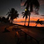 Mariam Hernández Instagram - Ayer hablaba con mi amiga @crisbarry y recordaba aquel mes que vivimos en Rote Island… Recuerdo el silencio, la tranquilidad, las olas y el tiempo, había tiempo para ver los mejores atardeceres del mundo cada día, para hablar, para pasear… cuando no hay tiendas, ni nos crean necesidades materiales ridículas continuamente, el tiempo es verdaderamente tuyo. @keongvillas_rote volveremos! ❣️