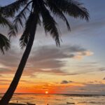 Mariam Hernández Instagram - Ayer hablaba con mi amiga @crisbarry y recordaba aquel mes que vivimos en Rote Island… Recuerdo el silencio, la tranquilidad, las olas y el tiempo, había tiempo para ver los mejores atardeceres del mundo cada día, para hablar, para pasear… cuando no hay tiendas, ni nos crean necesidades materiales ridículas continuamente, el tiempo es verdaderamente tuyo. @keongvillas_rote volveremos! ❣️