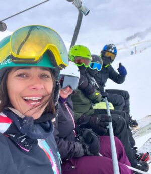 Mariam Hernández Instagram - Siempre sois el mejor plan @baqueira_beret 🤍❄️