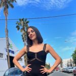 Mariam Hernández Instagram - Esta noche volvemos con @hitlistrtvc con la mejor música!! Querido @ivantorresep qué felicidad verte cada semana! 😜 Damos al playyyyyy Gracias @ehmoda @marciano & @rakelquesada ❣️