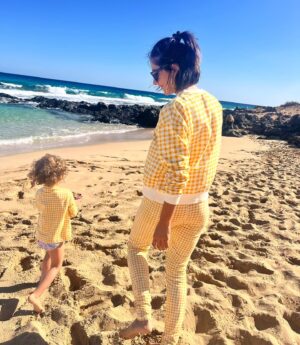 Mariam Hernández Instagram - Esas cosas que pensaste que nunca harías… pues nunca  digas nunca, ahora visto igual que mi hija y se me cae la baba 🤪

Aunque no soy muy de estas fechas , con ella las disfruto un poquito más.
Gracias @companiafantastica por los regalazos a juego.