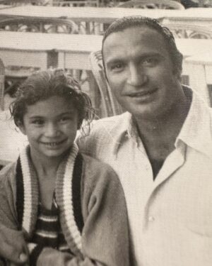 Mariana Arias Instagram - Te amo Pa! Siempre! Te extraño! 
Tu sensibilidad para abrazar y llorar por algo que te emocionaba. 
Quizás no eras feliz, quizás te faltaban realizaciones personales y lo habías dejado todo por esta Familia, tu lugar, tus hermanos. Así fue y es tu destino, ser mi papá para que yo pudiera aprender a vivir. Hace tanto que no estas acá; pero te llevo adentro, hasta la raíz y se que nos vamos a volver a ver alguna vez. Estas en mi alma, en mis rasgos, en mi mente. Recuerdos que no voy a borrar. Que me constituyen, que me siguen acompañando todos los días! Gracias por ser mi papá, feliz dia!