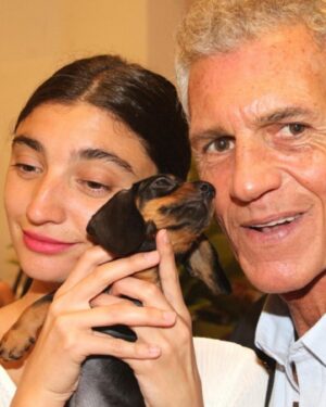 Mariana Arias Instagram - Ricardo, amigo querido, hermano. Te amo y te amaré siempre! Fuiste testigo de mi vida y yo de la tuya durante mas de 30 años. Estuvimos uno al lado del otro en las buenas y en las malas. La muerte de tu madre, de mi padre, los almuerzos de los domingos con mama, papa, Ana y balita. Mi casamiento, tus parejas, las mías. El nacimiento de Paloma. Nuestras peleas y reconciliaciones.  Aunque hacia tiempo que no nos veíamos, Se que en el momento mas difícil, cuando pudiste volver a la luz, estuvimos de la mano. Mi corazón esta  en paz! Te voy a extrañar, pero se que siempre estarás cerca acompañándome! ❤️