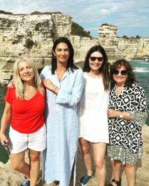 Mariana Arias Instagram - Estoy emocionada por este viaje a Italia con amigas hermosas, entrañables, íntimas. Conocemos todo de cada una desde el colegio y nos queremos como somos, así. Nos reímos mucho!! Un viaje soñado hace mucho tiempo, que se hizo realidad y superó ampliamente lo imaginado! 
Gracias, Gracias, mil veces gracias!! 
Las amo!
@mernatali @maria_marta_torres @aliciamaleman