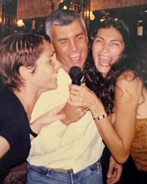 Mariana Arias Instagram - Ricardo, amigo querido, hermano. Te amo y te amaré siempre! Fuiste testigo de mi vida y yo de la tuya durante mas de 30 años. Estuvimos uno al lado del otro en las buenas y en las malas. La muerte de tu madre, de mi padre, los almuerzos de los domingos con mama, papa, Ana y balita. Mi casamiento, tus parejas, las mías. El nacimiento de Paloma. Nuestras peleas y reconciliaciones.  Aunque hacia tiempo que no nos veíamos, Se que en el momento mas difícil, cuando pudiste volver a la luz, estuvimos de la mano. Mi corazón esta  en paz! Te voy a extrañar, pero se que siempre estarás cerca acompañándome! ❤️