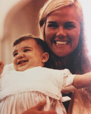 Mariana Arias Instagram - Cómo decirte que sos parte fundamental de mi vida, de mi día a día, que te quiero tanto, que compartimos familia y eso nos hace familia. Que siempre nos reímos a carcajadas con tu humor ácido que me contagias, que a veces discutimos pero nunca demasiado, que nos cuidamos, nos despertamos mutuamente. Gracias por ser mi amiga querida @elizabeth.a.marquez 
Por ser madrina de mi hija y yo madrina de la tuya! Te mereces todo y más. Que sea un gran año!!
En la foto, todas amigas queridas
@tgarbesi @nequigalotti @marianalagarrigue 
@elizabeth.a.marquez