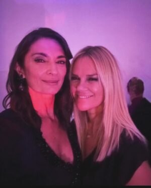 Mariana Arias Instagram - Cómo decirte que sos parte fundamental de mi vida, de mi día a día, que te quiero tanto, que compartimos familia y eso nos hace familia. Que siempre nos reímos a carcajadas con tu humor ácido que me contagias, que a veces discutimos pero nunca demasiado, que nos cuidamos, nos despertamos mutuamente. Gracias por ser mi amiga querida @elizabeth.a.marquez 
Por ser madrina de mi hija y yo madrina de la tuya! Te mereces todo y más. Que sea un gran año!!
En la foto, todas amigas queridas
@tgarbesi @nequigalotti @marianalagarrigue 
@elizabeth.a.marquez