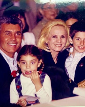 Mariana Arias Instagram - Ricardo, amigo querido, hermano. Te amo y te amaré siempre! Fuiste testigo de mi vida y yo de la tuya durante mas de 30 años. Estuvimos uno al lado del otro en las buenas y en las malas. La muerte de tu madre, de mi padre, los almuerzos de los domingos con mama, papa, Ana y balita. Mi casamiento, tus parejas, las mías. El nacimiento de Paloma. Nuestras peleas y reconciliaciones.  Aunque hacia tiempo que no nos veíamos, Se que en el momento mas difícil, cuando pudiste volver a la luz, estuvimos de la mano. Mi corazón esta  en paz! Te voy a extrañar, pero se que siempre estarás cerca acompañándome! ❤️