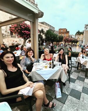 Mariana Arias Instagram - Estoy emocionada por este viaje a Italia con amigas hermosas, entrañables, íntimas. Conocemos todo de cada una desde el colegio y nos queremos como somos, así. Nos reímos mucho!! Un viaje soñado hace mucho tiempo, que se hizo realidad y superó ampliamente lo imaginado! 
Gracias, Gracias, mil veces gracias!! 
Las amo!
@mernatali @maria_marta_torres @aliciamaleman