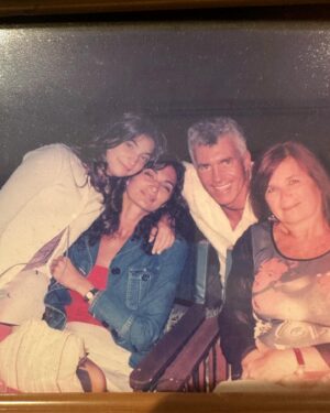 Mariana Arias Instagram - Ricardo, amigo querido, hermano. Te amo y te amaré siempre! Fuiste testigo de mi vida y yo de la tuya durante mas de 30 años. Estuvimos uno al lado del otro en las buenas y en las malas. La muerte de tu madre, de mi padre, los almuerzos de los domingos con mama, papa, Ana y balita. Mi casamiento, tus parejas, las mías. El nacimiento de Paloma. Nuestras peleas y reconciliaciones.  Aunque hacia tiempo que no nos veíamos, Se que en el momento mas difícil, cuando pudiste volver a la luz, estuvimos de la mano. Mi corazón esta  en paz! Te voy a extrañar, pero se que siempre estarás cerca acompañándome! ❤️
