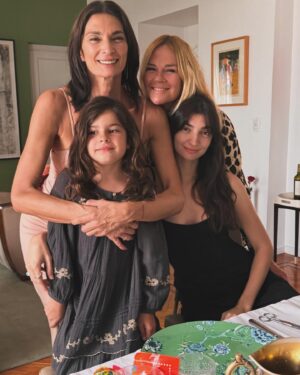 Mariana Arias Instagram - Cómo decirte que sos parte fundamental de mi vida, de mi día a día, que te quiero tanto, que compartimos familia y eso nos hace familia. Que siempre nos reímos a carcajadas con tu humor ácido que me contagias, que a veces discutimos pero nunca demasiado, que nos cuidamos, nos despertamos mutuamente. Gracias por ser mi amiga querida @elizabeth.a.marquez 
Por ser madrina de mi hija y yo madrina de la tuya! Te mereces todo y más. Que sea un gran año!!
En la foto, todas amigas queridas
@tgarbesi @nequigalotti @marianalagarrigue 
@elizabeth.a.marquez