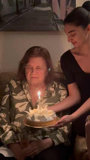 Mariana Arias Instagram - Felices 83 mamá! Seguimos sanando juntas! Paloma @palcepeda nos ayuda!  Esos deseos!!! 🧡
