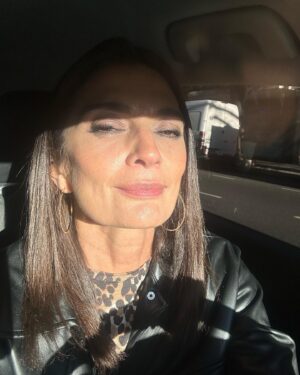 Mariana Arias Instagram - El sol en la cara, mi corazón está vibrando y lo siento cada vez más cerca de ser mi guía, siempre lo fue, pero creo que soy más consciente ahora y ya no dudo de que debo escucharlo antes que a mi mente. Se trata de vivir HOY. Lo que la vida trae, a fondo, sin miedo. Abrazarlo, celebrarlo. Confiar en ese corazón, que tiene la posta. ♥️