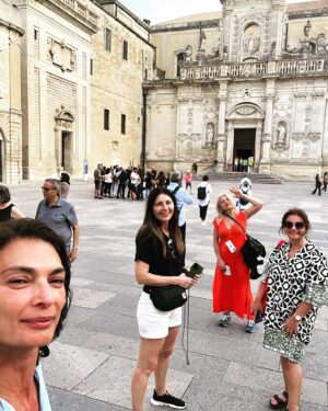 Mariana Arias Instagram - Estoy emocionada por este viaje a Italia con amigas hermosas, entrañables, íntimas. Conocemos todo de cada una desde el colegio y nos queremos como somos, así. Nos reímos mucho!! Un viaje soñado hace mucho tiempo, que se hizo realidad y superó ampliamente lo imaginado! 
Gracias, Gracias, mil veces gracias!! 
Las amo!
@mernatali @maria_marta_torres @aliciamaleman