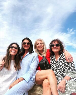 Mariana Arias Instagram - Estoy emocionada por este viaje a Italia con amigas hermosas, entrañables, íntimas. Conocemos todo de cada una desde el colegio y nos queremos como somos, así. Nos reímos mucho!! Un viaje soñado hace mucho tiempo, que se hizo realidad y superó ampliamente lo imaginado! 
Gracias, Gracias, mil veces gracias!! 
Las amo!
@mernatali @maria_marta_torres @aliciamaleman