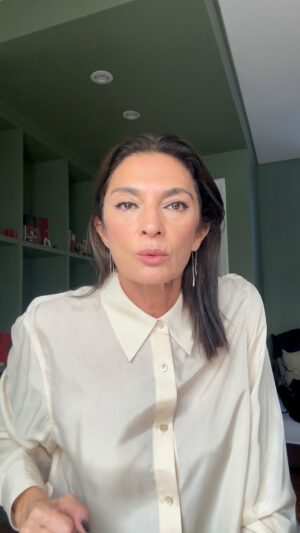 Mariana Arias Instagram - Queremos #queentiendanloquelean 
@argxedu 
1 de cada 2 chicos en Argentina no entiende lo que lee, por eso me sumo a esta campaña. La alfabetización es una prioridad y queremos que #entiendanloquelean