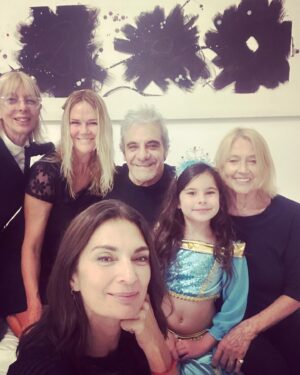 Mariana Arias Instagram - Azucena hoy cumple 7 años, la llegada de este ángel le cambió la vida a mi amiga/Hermana y a todos nosotros. Nos trajo alegría amor y paz. El camino recorrido fue tu mérito @elizabeth.a.marquez 
te abrazo y te digo a vos también feliz cumpleaños! Un antes y un después!
 Los que estamos en la foto somos familia. @elizabethnkillian @soypancholuna @sonialifcha ♥️