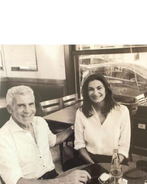 Mariana Arias Instagram - Ricardo, amigo querido, hermano. Te amo y te amaré siempre! Fuiste testigo de mi vida y yo de la tuya durante mas de 30 años. Estuvimos uno al lado del otro en las buenas y en las malas. La muerte de tu madre, de mi padre, los almuerzos de los domingos con mama, papa, Ana y balita. Mi casamiento, tus parejas, las mías. El nacimiento de Paloma. Nuestras peleas y reconciliaciones.  Aunque hacia tiempo que no nos veíamos, Se que en el momento mas difícil, cuando pudiste volver a la luz, estuvimos de la mano. Mi corazón esta  en paz! Te voy a extrañar, pero se que siempre estarás cerca acompañándome! ❤️