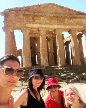 Mariana Arias Instagram - Estoy emocionada por este viaje a Italia con amigas hermosas, entrañables, íntimas. Conocemos todo de cada una desde el colegio y nos queremos como somos, así. Nos reímos mucho!! Un viaje soñado hace mucho tiempo, que se hizo realidad y superó ampliamente lo imaginado! 
Gracias, Gracias, mil veces gracias!! 
Las amo!
@mernatali @maria_marta_torres @aliciamaleman