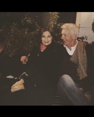 Mariana Arias Instagram - Ricardo, amigo querido, hermano. Te amo y te amaré siempre! Fuiste testigo de mi vida y yo de la tuya durante mas de 30 años. Estuvimos uno al lado del otro en las buenas y en las malas. La muerte de tu madre, de mi padre, los almuerzos de los domingos con mama, papa, Ana y balita. Mi casamiento, tus parejas, las mías. El nacimiento de Paloma. Nuestras peleas y reconciliaciones.  Aunque hacia tiempo que no nos veíamos, Se que en el momento mas difícil, cuando pudiste volver a la luz, estuvimos de la mano. Mi corazón esta  en paz! Te voy a extrañar, pero se que siempre estarás cerca acompañándome! ❤️