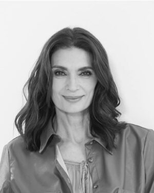Mariana Arias Instagram - Cuando se siente la vida a pleno, con lo que duele y lo que alegra; con el amor y la falta, se puede construir, se puede evolucionar. Si decretamos sin vivir, sin sentir, creo que nos retrasamos en el aprendizaje. La mente cree que tiene certezas, pero es el corazón el  que sabe. Viene muy bien conectar con el corazón. Vale doble, el paso que das suma y es real. 
Foto @solabadi 
@mabbyautinomakeup @carmencitadasilva