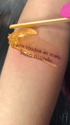 Mariana Lessa Instagram - Eternizado pelas mãos talentosíssimas da Manu! @tattooaocubo ♡︎