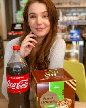 Mariana Lessa Instagram - A @brmania me convidou pra falar sobre Natal e as coisas que amo nessa época do ano. Óbvio que o Panettone BR Mania não podia ficar de fora dessa lista, ainda mais com uma Coca-Cola geladinha pra acompanhar. Esse combo delícia só tem na BR Mania e sempre tem uma pertinho de você! #todahoratododia