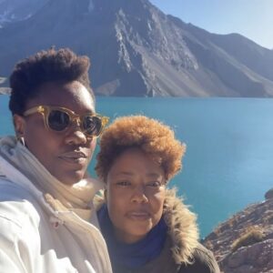 Mariana Nunes Instagram - Fomos ali no Chile  e já já voltamos p estar no palco com @amoreoutrasrevolucoes 

As vezes é preciso descansar a cabeça para alimentar o coração.