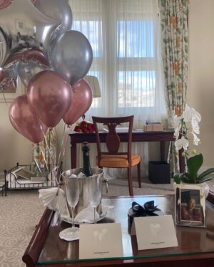 Mariana Nunes Instagram - Meu aniversário! 🎈 

Obrigada pelo convite @belmondcopacabanapalace 
Muito bom comemorar meu aniversário com vocês, minha namorada e minha filhota, Pecola.

Nós adoramos.
Eu, Tati e Pec!