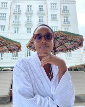 Mariana Nunes Instagram - Meu aniversário! 🎈 

Obrigada pelo convite @belmondcopacabanapalace 
Muito bom comemorar meu aniversário com vocês, minha namorada e minha filhota, Pecola.

Nós adoramos.
Eu, Tati e Pec!