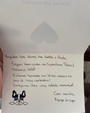 Mariana Nunes Instagram - Meu aniversário! 🎈 

Obrigada pelo convite @belmondcopacabanapalace 
Muito bom comemorar meu aniversário com vocês, minha namorada e minha filhota, Pecola.

Nós adoramos.
Eu, Tati e Pec!