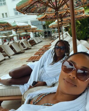 Mariana Nunes Instagram - Meu aniversário! 🎈 

Obrigada pelo convite @belmondcopacabanapalace 
Muito bom comemorar meu aniversário com vocês, minha namorada e minha filhota, Pecola.

Nós adoramos.
Eu, Tati e Pec!