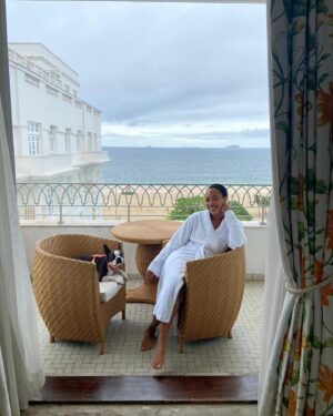Mariana Nunes Instagram - Meu aniversário! 🎈 

Obrigada pelo convite @belmondcopacabanapalace 
Muito bom comemorar meu aniversário com vocês, minha namorada e minha filhota, Pecola.

Nós adoramos.
Eu, Tati e Pec!