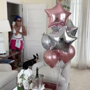 Mariana Nunes Instagram - Meu aniversário! 🎈 

Obrigada pelo convite @belmondcopacabanapalace 
Muito bom comemorar meu aniversário com vocês, minha namorada e minha filhota, Pecola.

Nós adoramos.
Eu, Tati e Pec!