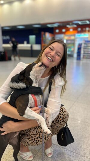 Mariana Nunes Instagram - Vc sabia que é possível viajar com seu pet na cabine do avião, tendo uma autorização judicial?

A @giovanapoker ,
advogada animalista, cuidou de todo o processo que permitiu que a Pec viajasse junto comigo. 

Se você também quer viajar com seu bichinho, salva esse vídeo e se informa com a Dr. Giovana que é um doce, comprometida e ama fazer o que faz. 😊❤️
Bora aproveitar bem cada momento com nossos bichinhos!

Beijos! 😘🫶🏿

#Conquista #direitodosanimais #Gratidão #Pets #viajandocompet
