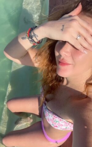Mariana Avila Instagram - Que haces cuándo no estoy? 
.
.
.
👄✍🏻