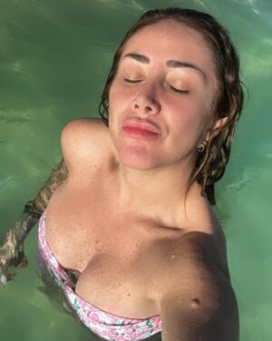 Mariana Avila Instagram - Buena música, 
un mezcal, 
bikini y muchas risas en combo para llevar!