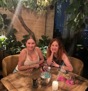 Mariana Avila Instagram - Por más días llenos de risas, 
Necedades, buena música y 🍶
Feliz cumpleaños bonita 🫶
te amo 🎉🎂
