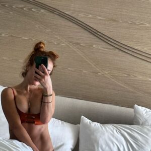 Mariana Avila Instagram - HÁBLEME BONITO 
QUE ANDO SENSIBLE -> ✨🦶✨