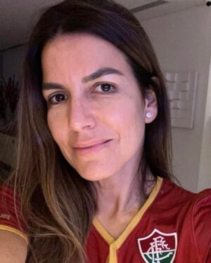 Mariana Gross Instagram - É aniversário da minha irmã! Parabéns,  @analuizagross13 ! Linda, inteligente, cheia de personalidade. Tentei fazê-la virar a casaca, mas, não houve jeito! Ninguém é perfeito… 😂😂😂 🖤❤️❤️💚