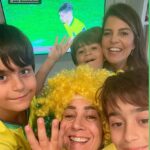 Mariana Gross Instagram - Celebrando o gol número 4. Alegria sem fim. Copa com criança é bom demais. 💙💛💚