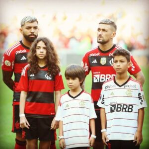 Mariana Gross Instagram - Meu filho entre Arrasca e Gabigol. Realizou um sonho dele. Dele e meu. Chorei❤️🖤 @gabigol @g10dearrascaeta ❤️🖤 @junior_maestro_5 ❤️🖤