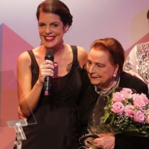 Mariana Gross Instagram - Dona Céu viveu 100 anos. Exímia Embaixatriz, mulher forte, cheia de personalidade,
bom gosto e, acima de tudo, avó que sempre me deu coragem e carinho. Hoje, ela descansou, após cumprir, com louvor, sua missão. Te amo, Vó. ❤️