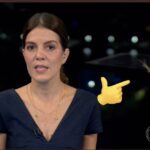 Mariana Gross Instagram - A luz do estúdio atrai os mosquitos. A lagartixa entendeu isso. Enquanto apresento, ela faz um banquete de Natal. Parceira, lagartixa! #RJTV