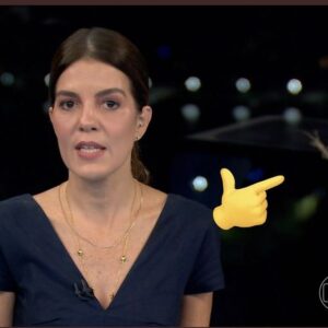 Mariana Gross Instagram - A luz do estúdio atrai os mosquitos. A lagartixa entendeu isso. Enquanto apresento, ela faz um banquete de Natal. Parceira, lagartixa! #RJTV