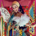 Mariana Gross Instagram - A cigana leu o futuro e viu várias coisas! Inclusive que o Carnaval acabou e que, no ano que vem, tem mais. #viva #Carnaval #cigana #rj1